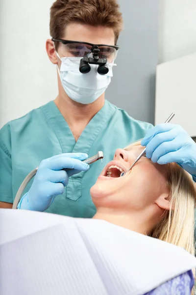 Dentista com broca — Fotografia de Stock