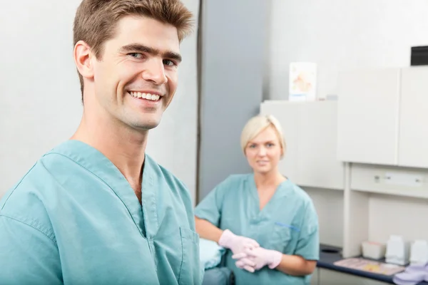 Портрет счастливого стоматолога — стоковое фото