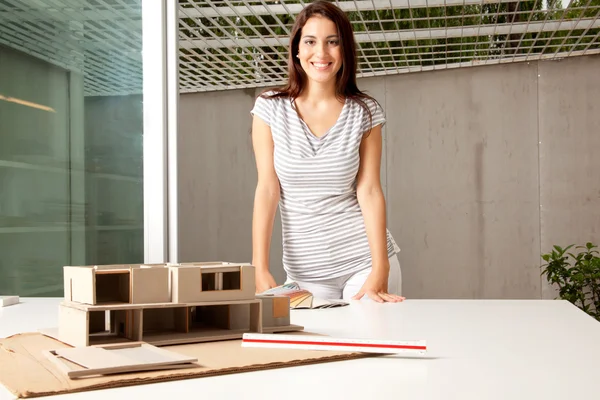 Architect met model huis — Stockfoto