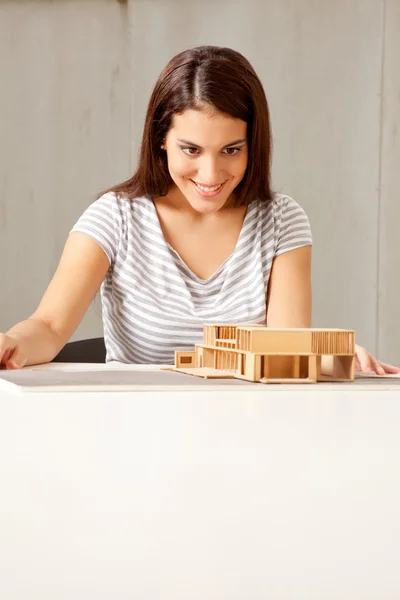 Архитектор с моделью дома — стоковое фото
