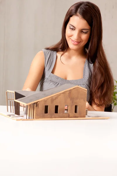 Женщина-архитектор с домашней моделью — стоковое фото
