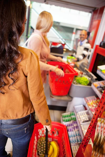 Kunden tragen Warenkorb beim Einkaufen — Stockfoto
