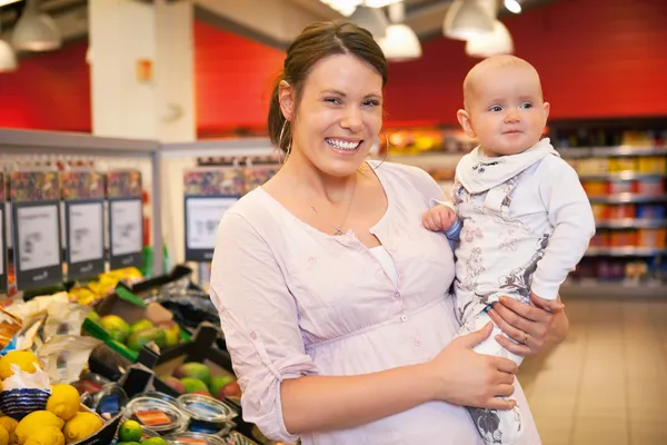 Portret van moeder en kind in winkel — Stockfoto