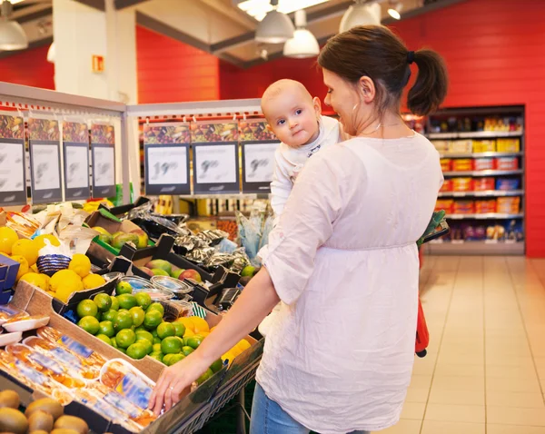 Mother and Baby in Grocery Store — Stock Photo, Image
