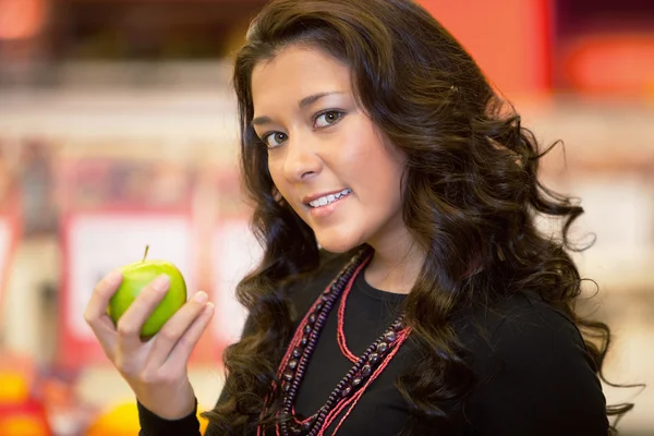 Tatlı elma tutan genç bir kadın — Stok fotoğraf