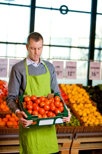 Lebensmittelhändler mit Tomaten — Stockfoto