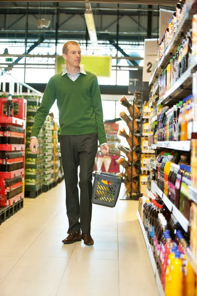 Άντρας με τα πόδια στο σούπερ μάρκετ — Φωτογραφία Αρχείου