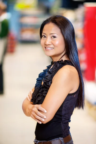 Азиатка в продуктовом магазине — стоковое фото