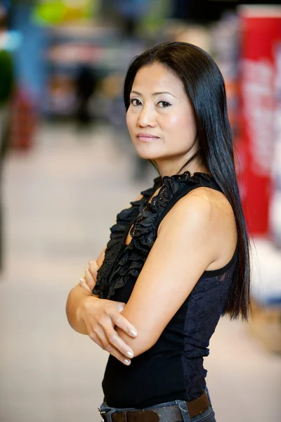 Asiatisk kvinna står i snabbköpet — Stockfoto