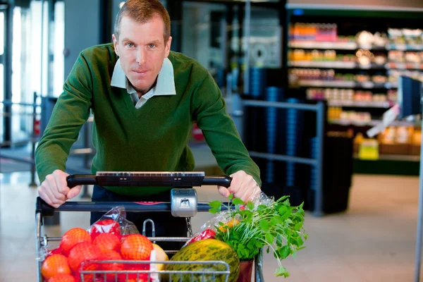 Retrato de um homem no supermercado — Fotografia de Stock