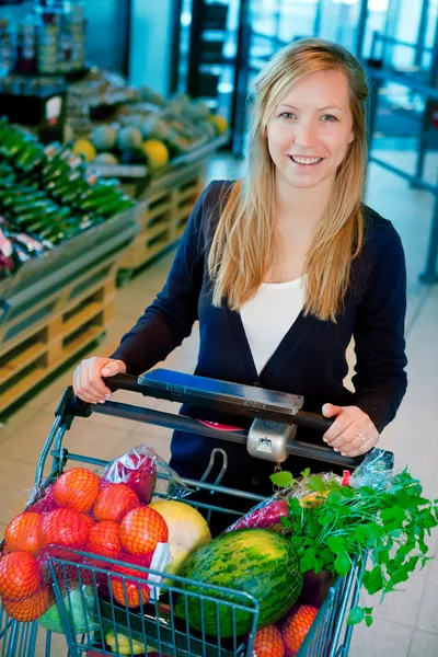 超市里的女人 — 图库照片