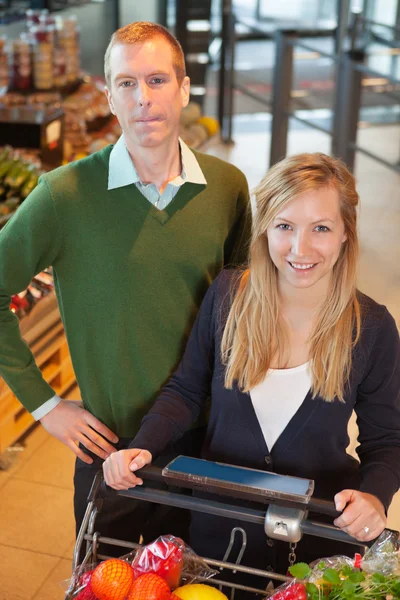 Glückliches Paar kauft Lebensmittel — Stockfoto