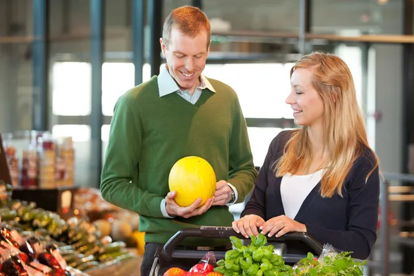 Homem e mulher comprando frutas — Fotografia de Stock