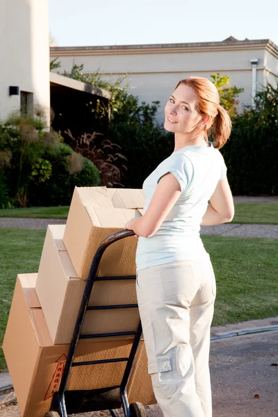 Kvinna flytta — Stockfoto