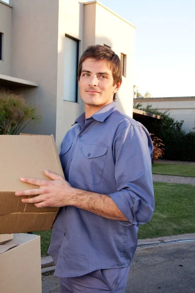 Hombre exterior con cajas móviles — Foto de Stock