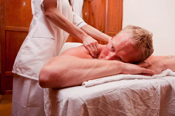 Człowiek masażu spa — Zdjęcie stockowe