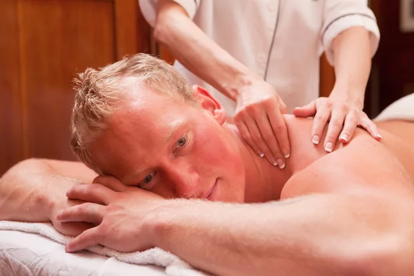 Man får en massage — Stockfoto