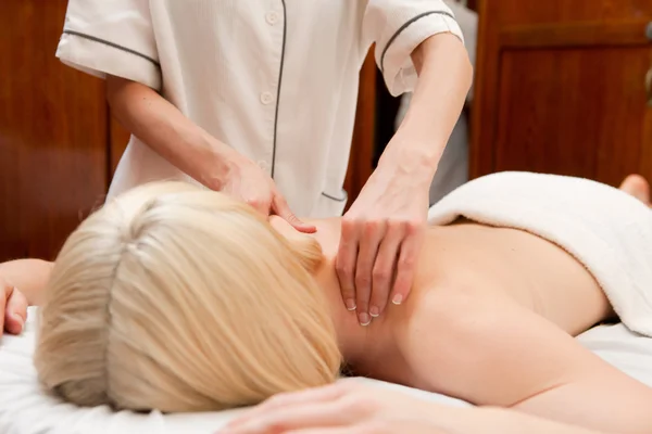 Spa deve massagem detalhe — Fotografia de Stock