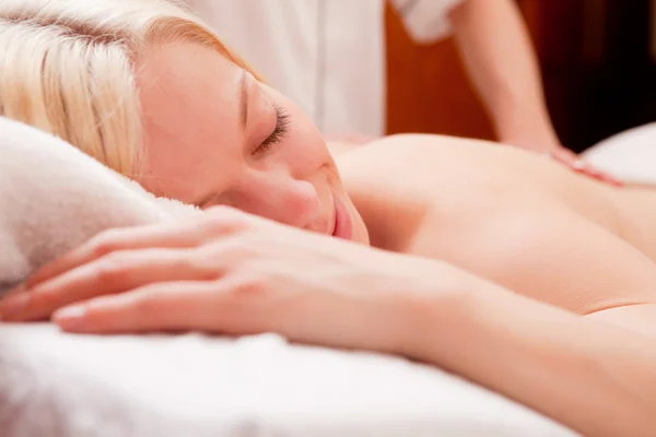 Spa massaggio alla schiena — Foto Stock
