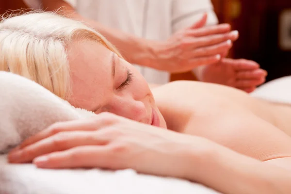 Žena přijímající perkusní masáž — Stock fotografie