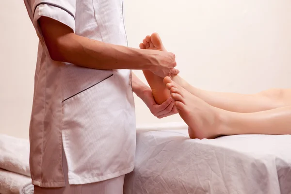 Detalhe profissional da massagem do pé — Fotografia de Stock