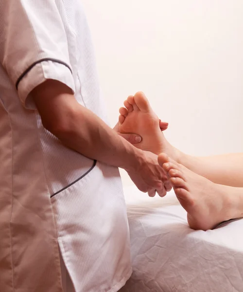 Massagem profissional nos pés — Fotografia de Stock