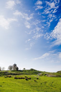 Prado con iglesia