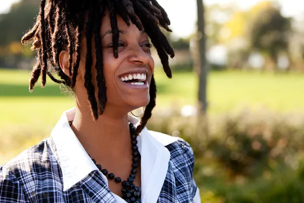 Aantrekkelijke, hip, Afrikaanse Amerikaanse vrouw lachen — Stockfoto