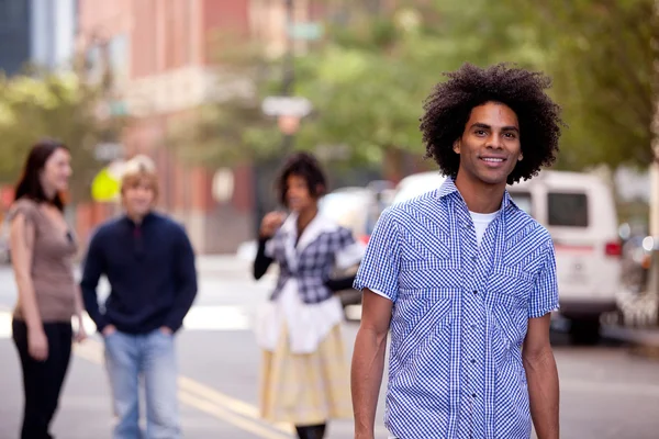 Atraente afro-americano masculino em uma rua da cidade — Fotografia de Stock