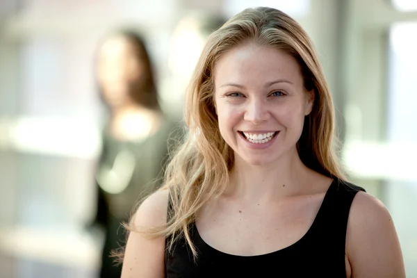Ελκυστική ξανθιά γυναίκα χαμογελώντας γενικές γραμμές — Φωτογραφία Αρχείου