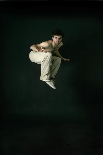 Прыгающий мужчина — стоковое фото