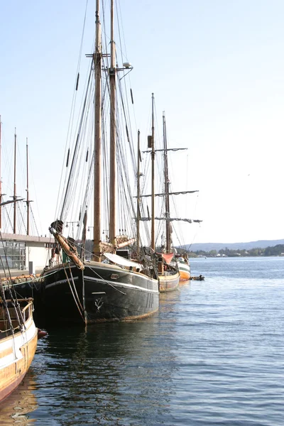 Старые деревянные парусные корабли — стоковое фото