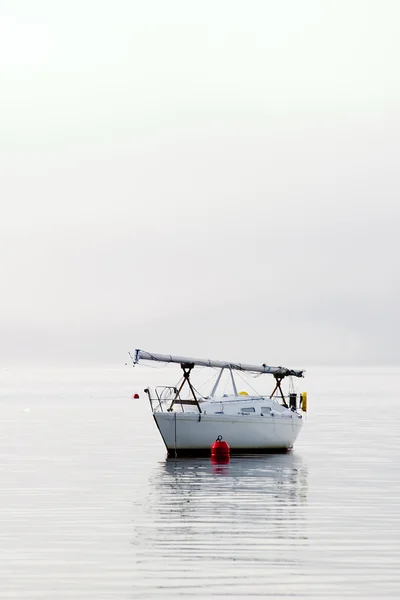 Яхта в тумане — стоковое фото