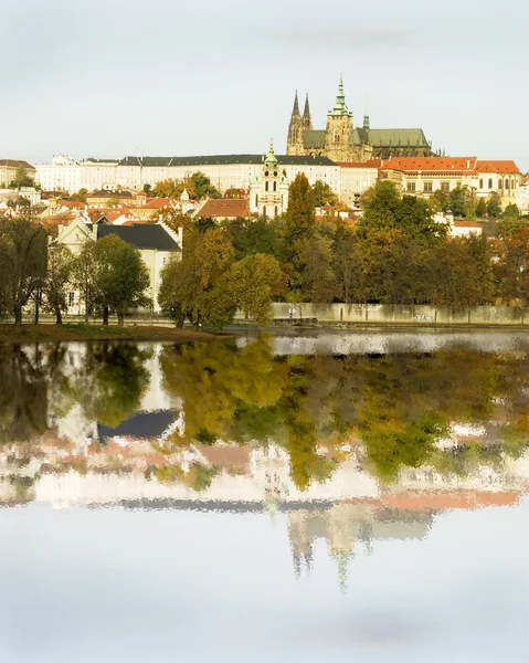 Prager Burg und Fluss — Stockfoto
