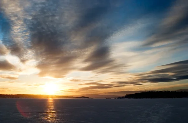 Pôr do sol no lago congelado — Fotografia de Stock