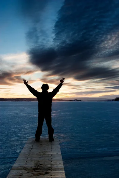 Mann auf gefrorenem See — Stockfoto