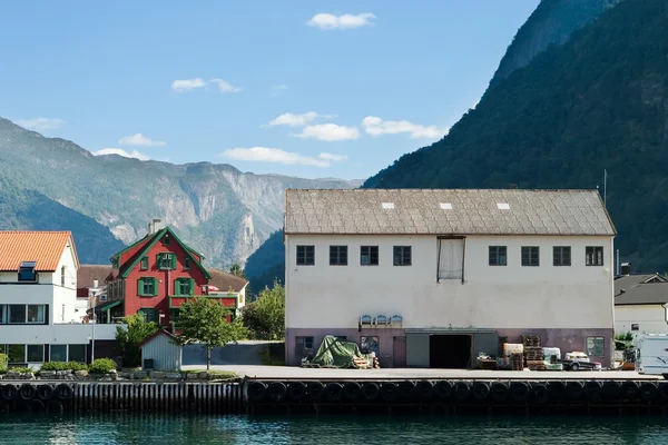 Village de montagne dans un Fjord — Photo