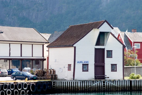 Bergsby i en fjord — Stockfoto