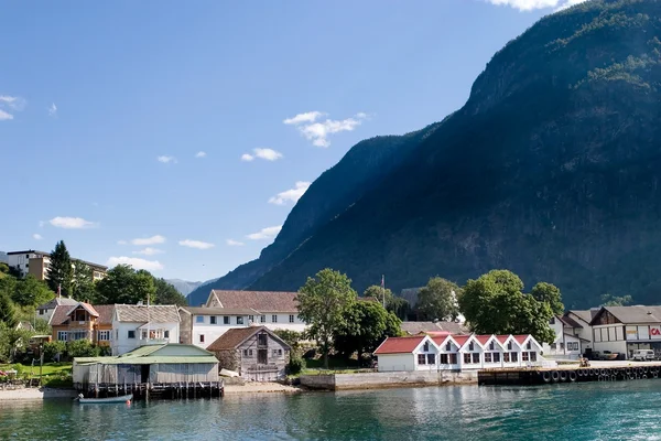 Village de montagne dans un Fjord — Photo