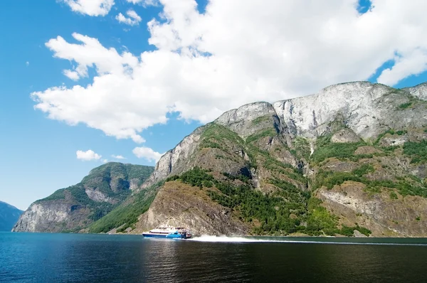 挪威峡湾景区与渡轮 — 图库照片