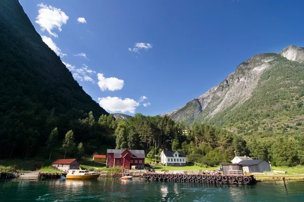 Horská farma fjord — Stock fotografie