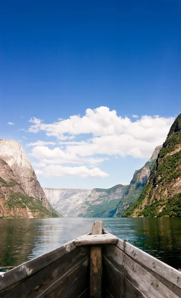 Лодка на фьорде — стоковое фото