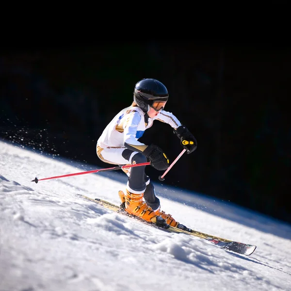 Zjazd skiier — Zdjęcie stockowe