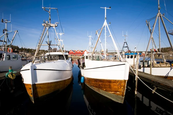 Barcos de pesca en el muelle — Foto de Stock