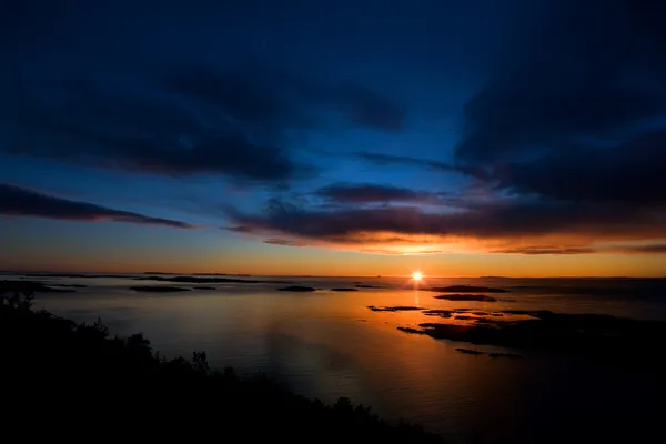 Pôr-do-sol dramático no oceano — Fotografia de Stock