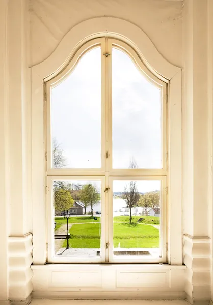 Арочное окно — стоковое фото