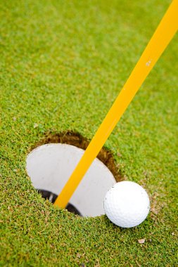 Golf topu deliğe