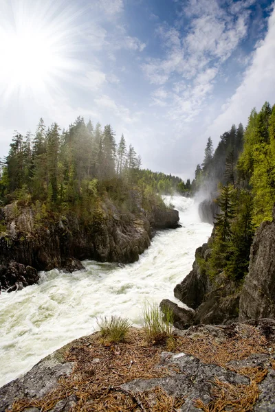 Vodopád v norské krajině — Stock fotografie