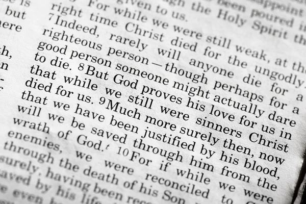 Romanos 5: 8 — Fotografia de Stock