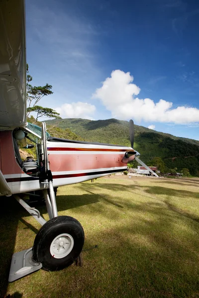 Самолет на горной взлетно-посадочной полосе — стоковое фото